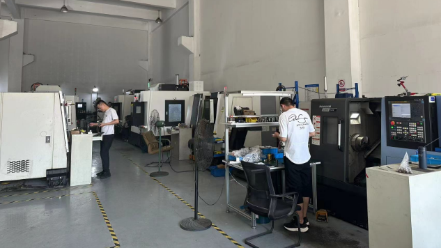工人操作DOOSAN LVITX 130Z数控机床
